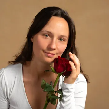 Porträt von Lena mit einer roten Rose – Diamond Lotus