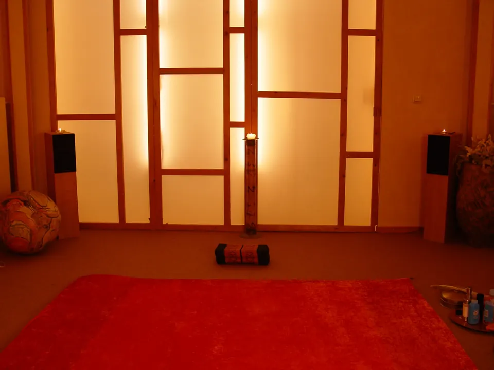 Massageraum mit warmem Licht im Diamond Lotus
