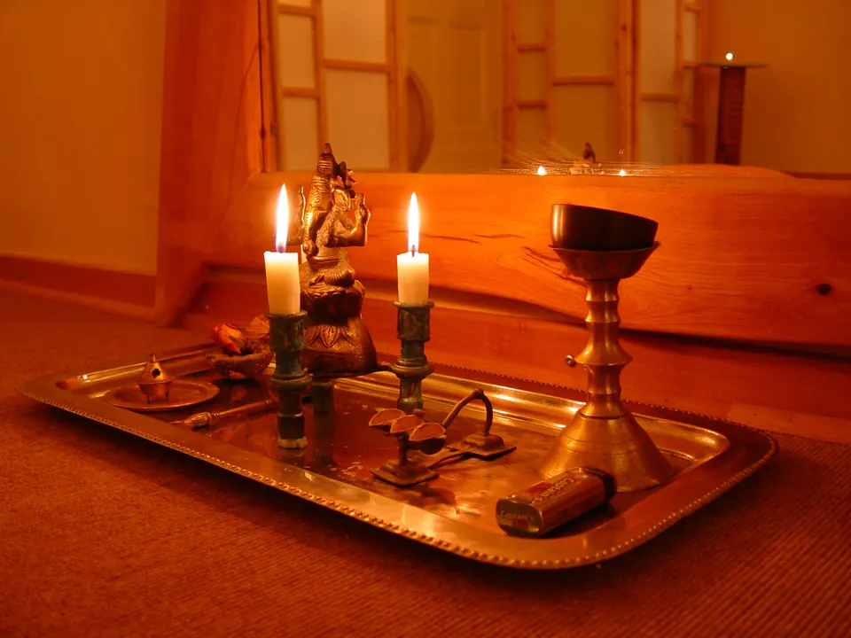 Kerzen und Ritualdetails im Massageraum
