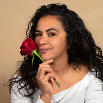 Kamala mit einer roten Rose – Diamond Lotus