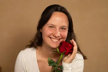 Lena mit einer roten Rose im Querformat – Diamond Lotus