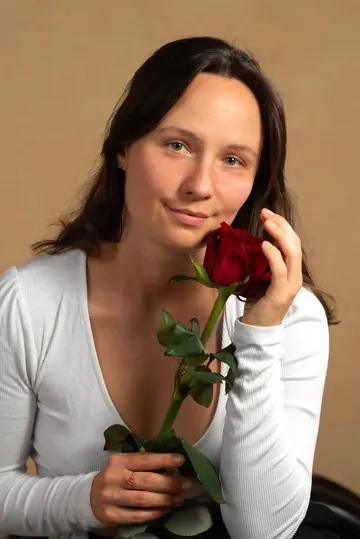 Lena mit einer roten Rose im Hochformat – Diamond Lotus