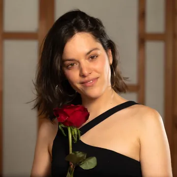 Porträt von Sonia mit roten Rosen – Diamond Lotus